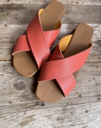 Sandales croisées en cuir grainé corail