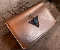 Bag jewelry leather craquelé salmon with artisanal jewelry fibule handmade size: 23/15cm